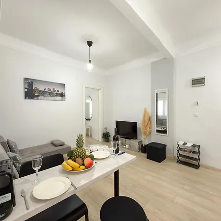 Stylish Retreat In The Heart Of דירה