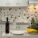 Apartment Stylish Retreat In The Heart Of